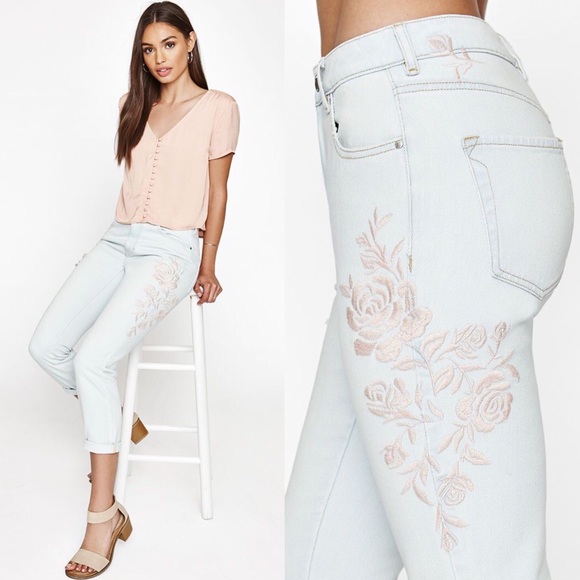 Kendall & Kylie Denim - Kendall & Kylie Sandy Blue Embroidered Mom Jean 25
